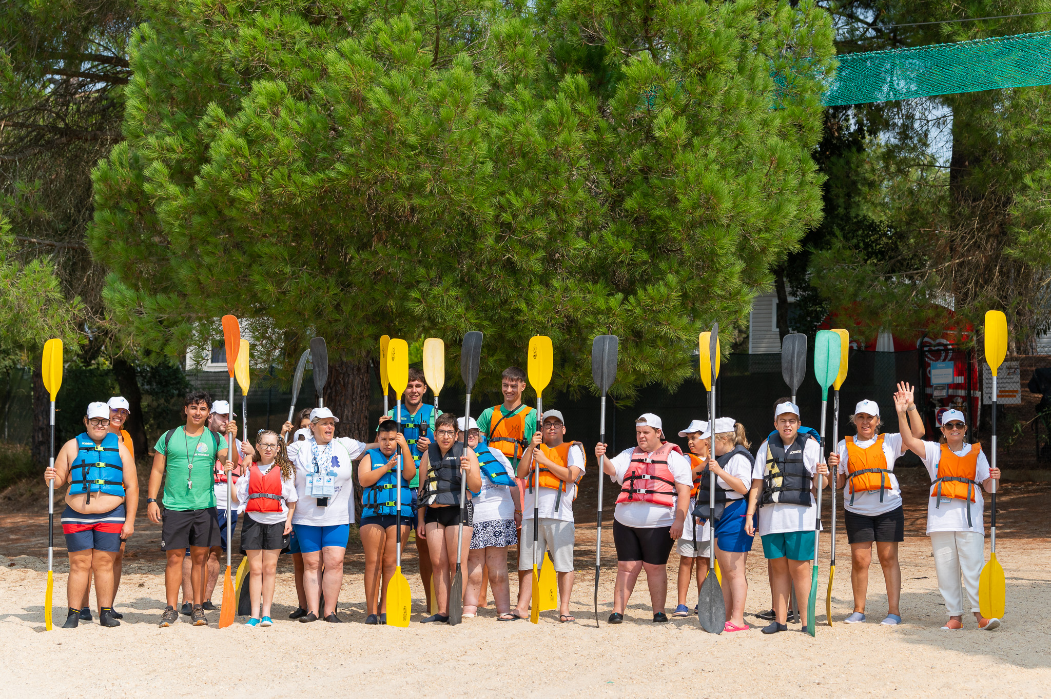 Grupo da APPW num campo de férias, prontos para uma atividade de canoagem